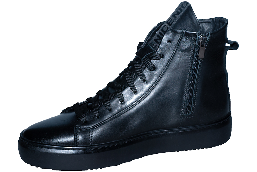 вид обуви слева